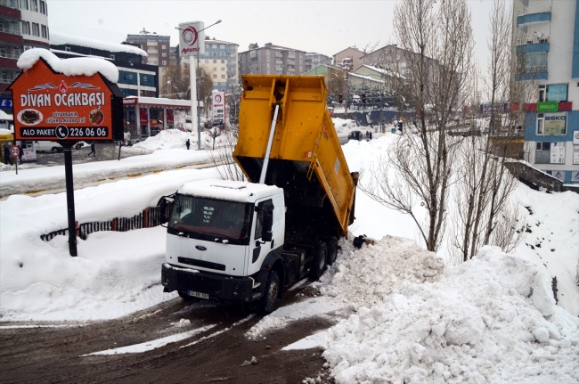 Bitlis’te bir haftada 600 kamyon kar şehir dışına taşındı